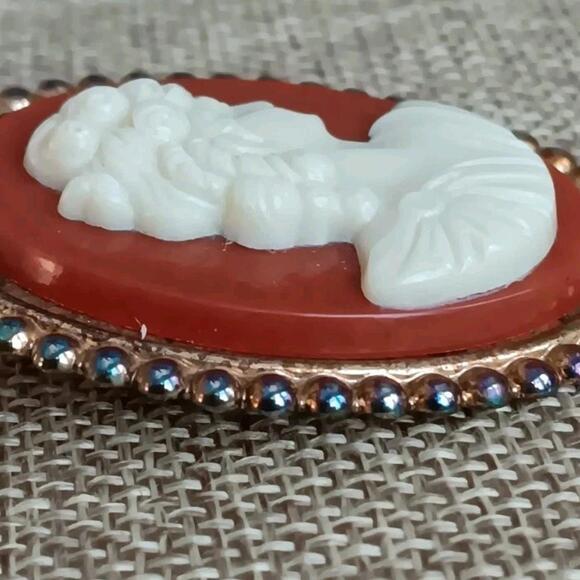 Cameo brooch ivory-tone Roman Era Revival  silhouette on Faux Carnelian Back - Picture 4 of 6